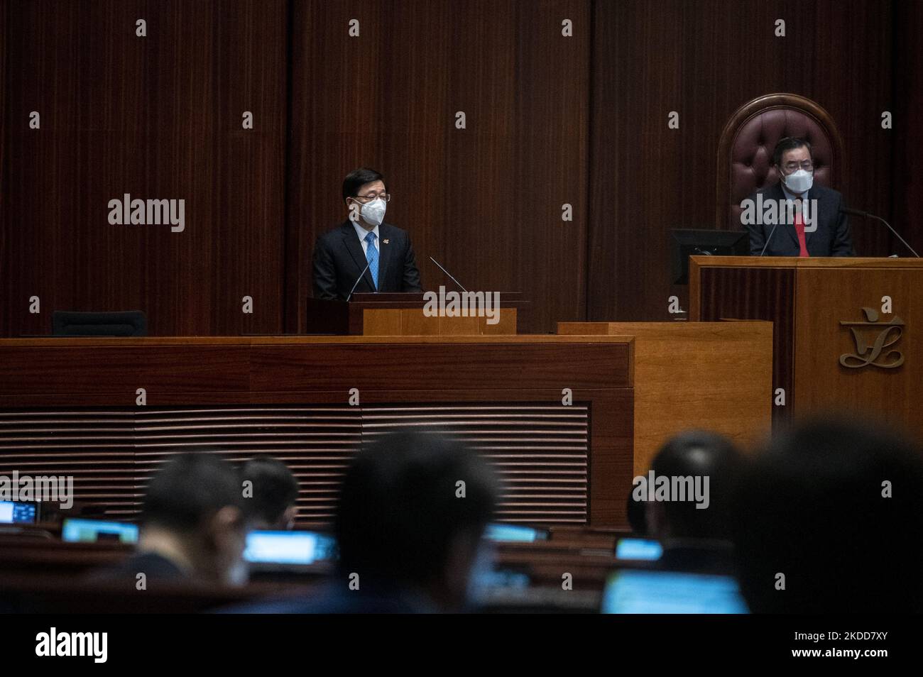(Links) Hongkongs Chief Executive John Lee, (rechts) Andrew Leung, Präsident des Legislativrates im Legislativrat der Kammer während der Fragestunde des Chief Executive am 6. Juli 2022 in Hongkong, China. Dies ist das erste Mal, dass John Lee, Chief Executive von Hongkong, die erste Fragerunde im Legislativrat vereidigt hat. (Foto von Vernon Yuen/NurPhoto) Stockfoto