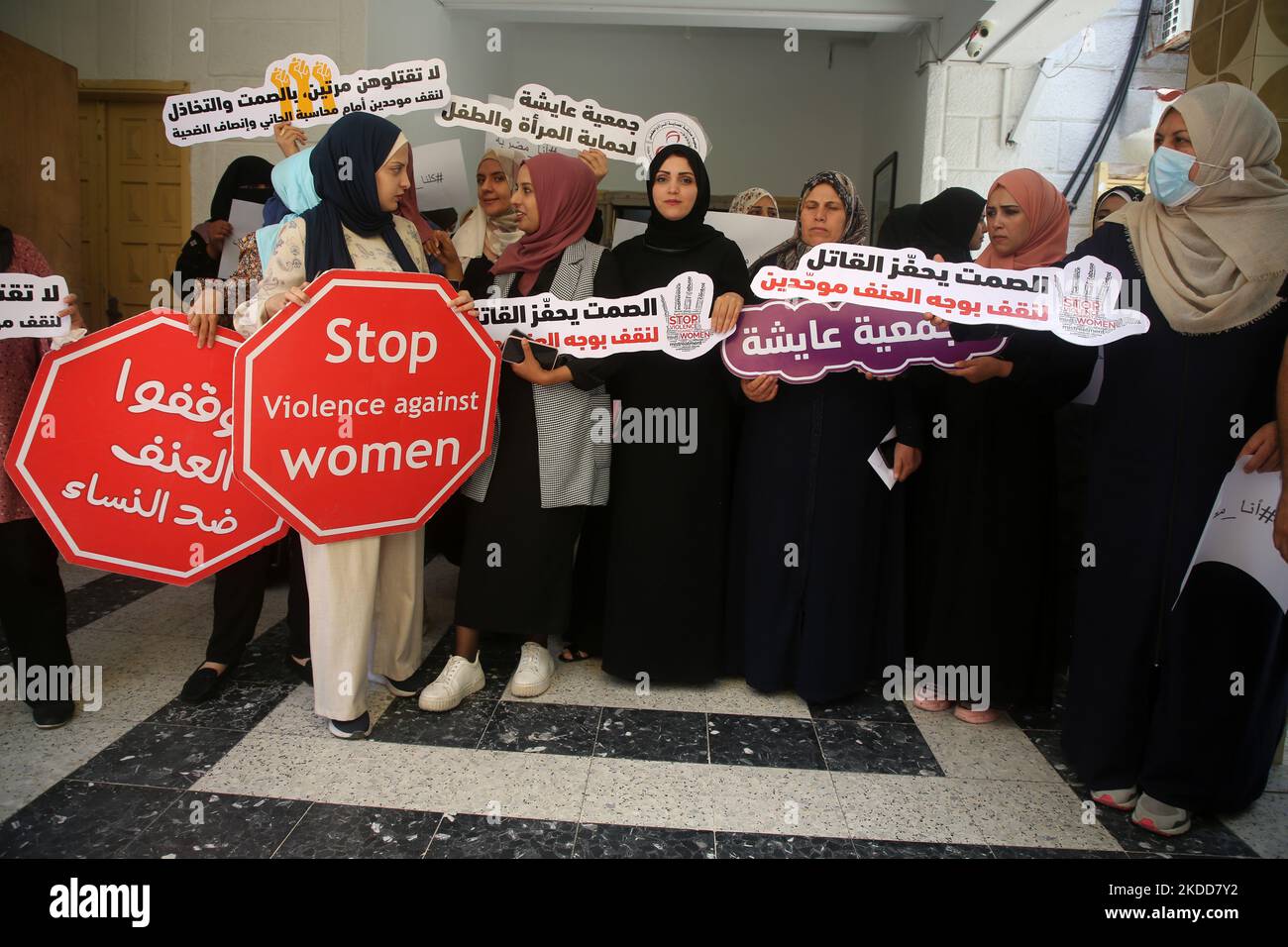 Palästinensische Frauen halten am 6. Juli 2022 bei der Aisha-Vereinigung für Frauen- und Kinderschutz in Gaza-Stadt Zeichen für ein Ende der Gewalt gegen Frauen hoch. (Foto von Majdi Fathi/NurPhoto) Stockfoto