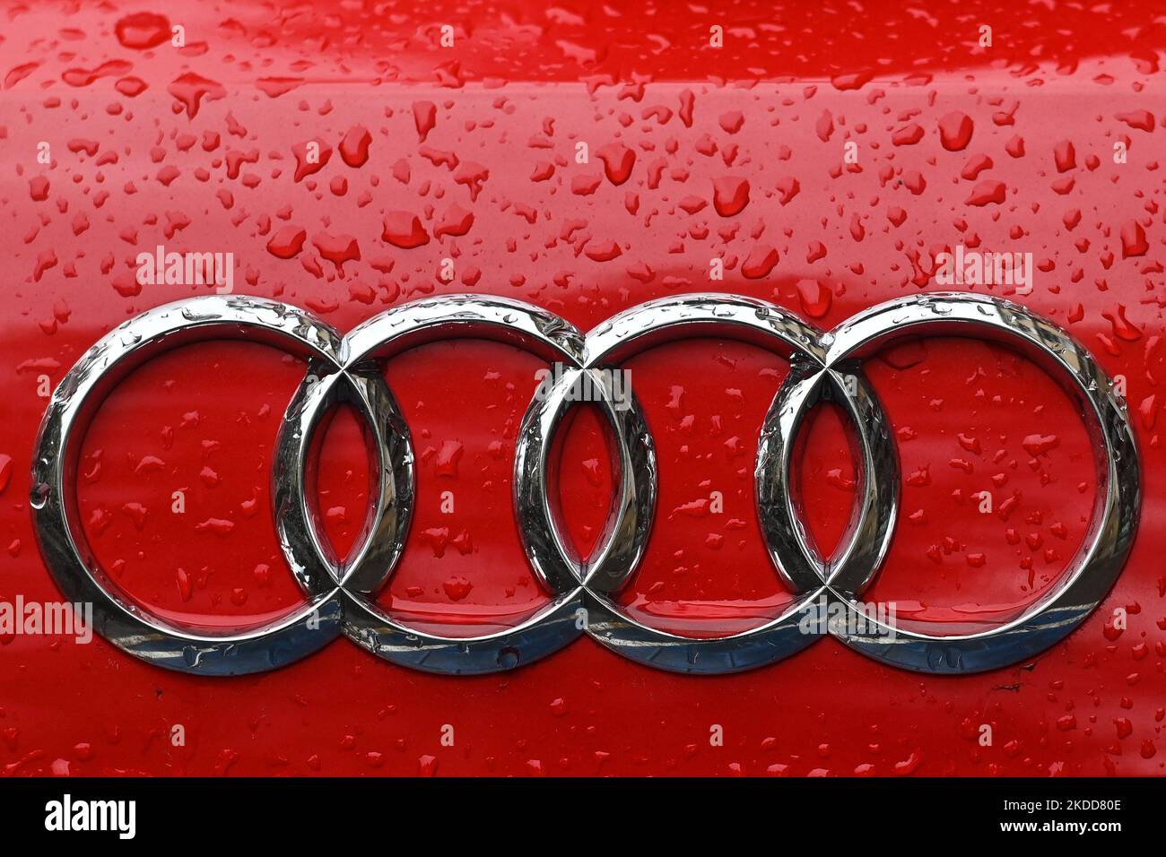 DAS AUDI Logo ist auf dem im Zentrum von Krakau geparkten Audi zu sehen. Am Dienstag, den 05. Juli 2022, in Krakau, Polen. (Foto von Artur Widak/NurPhoto) Stockfoto