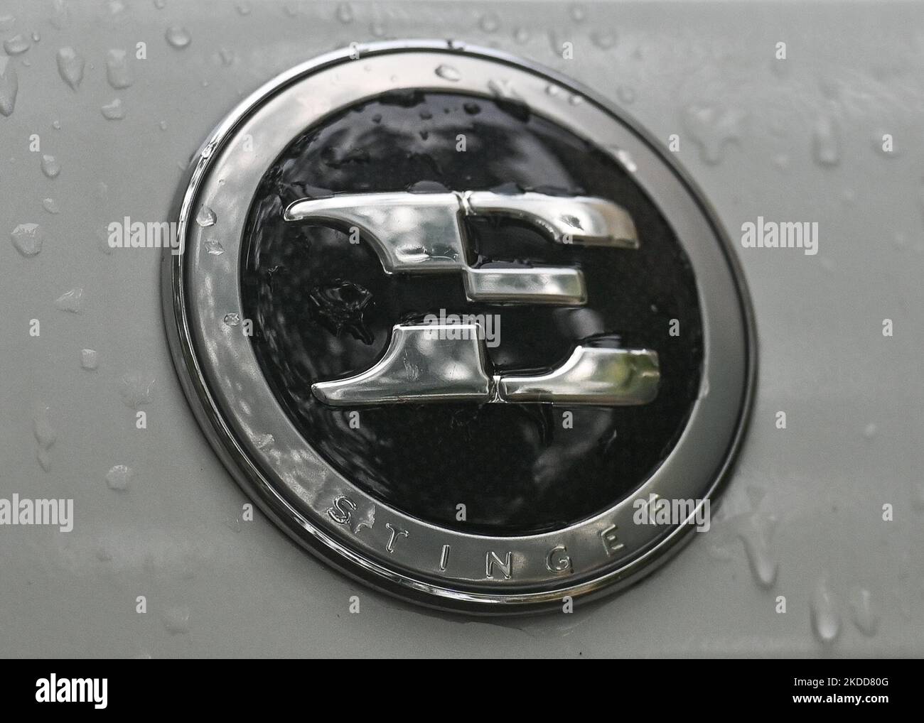 Kia Stinger-Logo auf dem im Zentrum von Krakau geparkten Stinger-Fahrzeug. Am Dienstag, den 05. Juli 2022, in Krakau, Polen. (Foto von Artur Widak/NurPhoto) Stockfoto