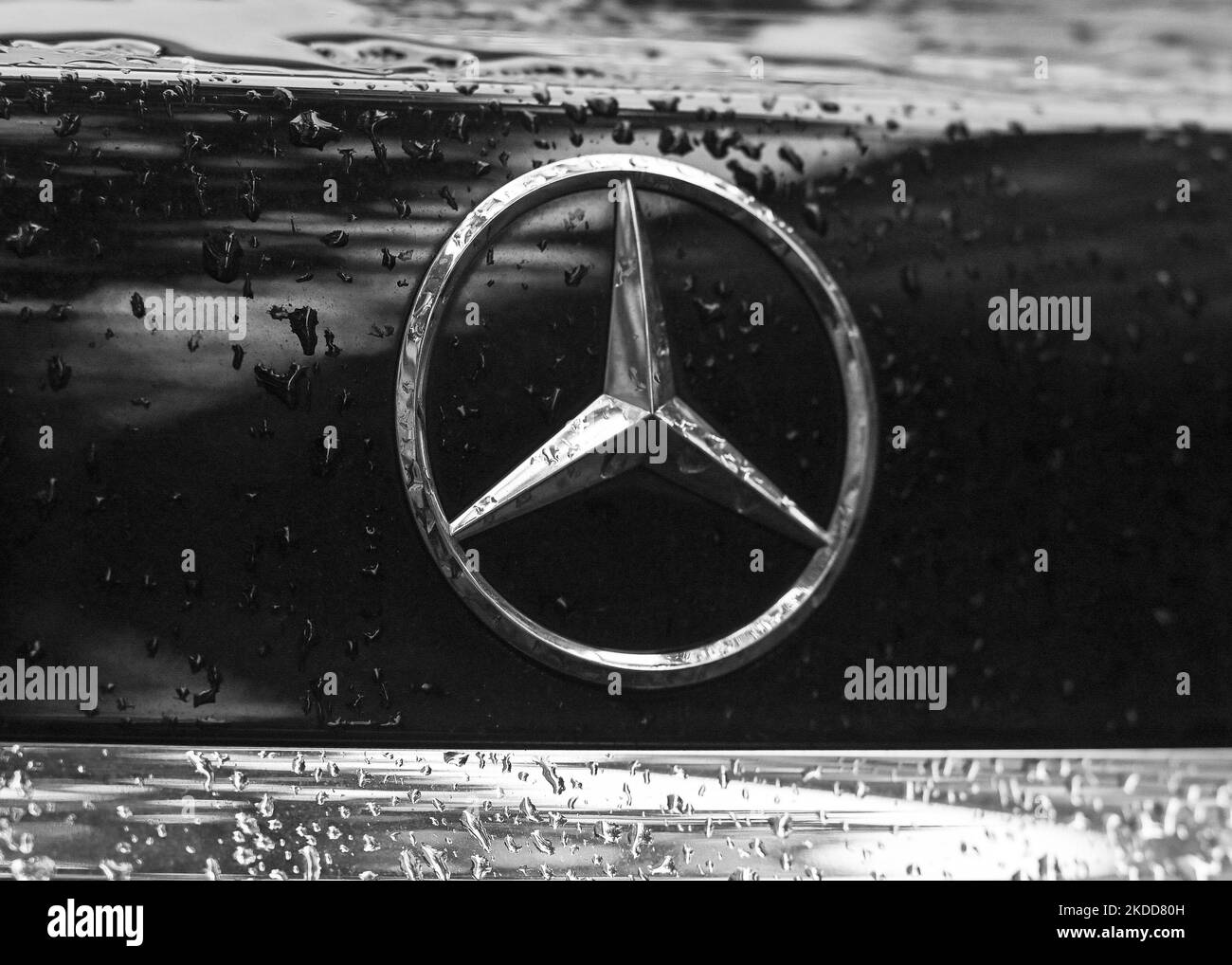 Mercedes-Benz Logo auf dem im Zentrum von Krakau geparkten Mercedes-Benz Fahrzeug. Am Dienstag, den 05. Juli 2022, in Krakau, Polen. (Foto von Artur Widak/NurPhoto) Stockfoto