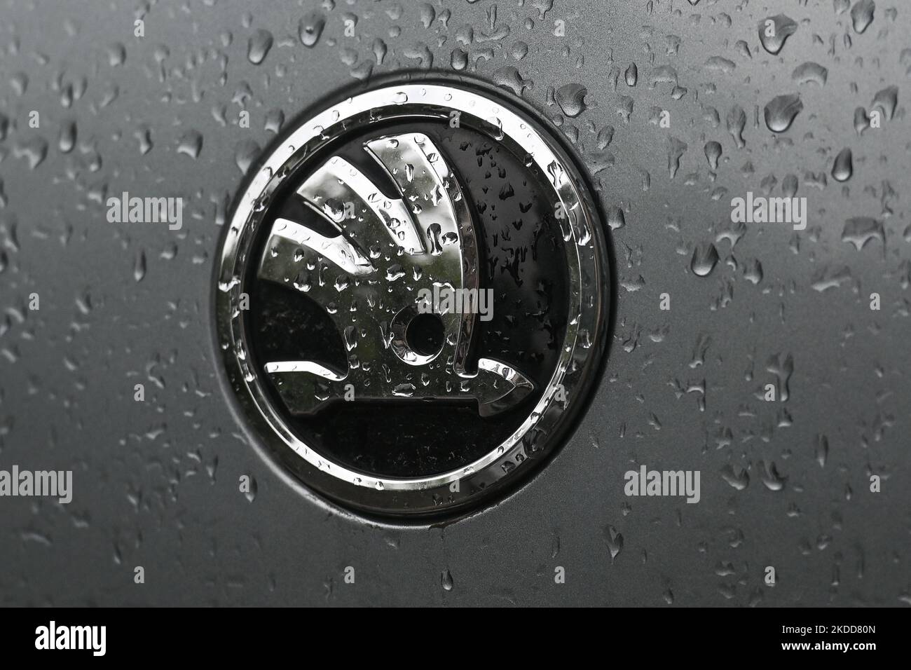 SKODA-Logo auf dem Skoda-Fahrzeug im Zentrum von Krakau. Am Dienstag, den 05. Juli 2022, in Krakau, Polen. (Foto von Artur Widak/NurPhoto) Stockfoto