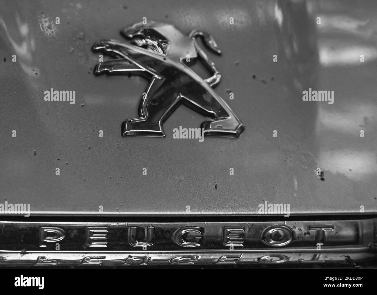 Peugeot-Logo auf dem Peugeot-Fahrzeug im Zentrum von Krakau. Am Dienstag, den 05. Juli 2022, in Krakau, Polen. (Foto von Artur Widak/NurPhoto) Stockfoto