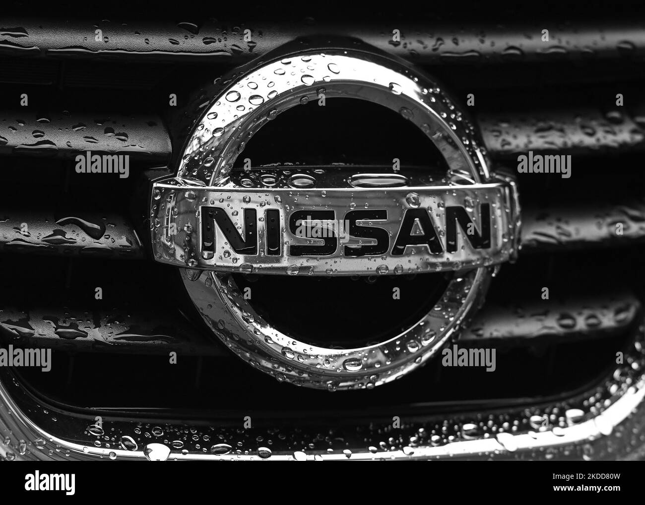 Nissan-Logo auf Nissan-Fahrzeug im Zentrum von Krakau geparkt gesehen. Am Dienstag, den 05. Juli 2022, in Krakau, Polen. (Foto von Artur Widak/NurPhoto) Stockfoto