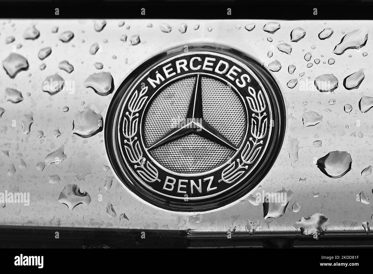 Mercedes-Benz Logo auf dem im Zentrum von Krakau geparkten Mercedes-Benz Fahrzeug. Am Dienstag, den 05. Juli 2022, in Krakau, Polen. (Foto von Artur Widak/NurPhoto) Stockfoto