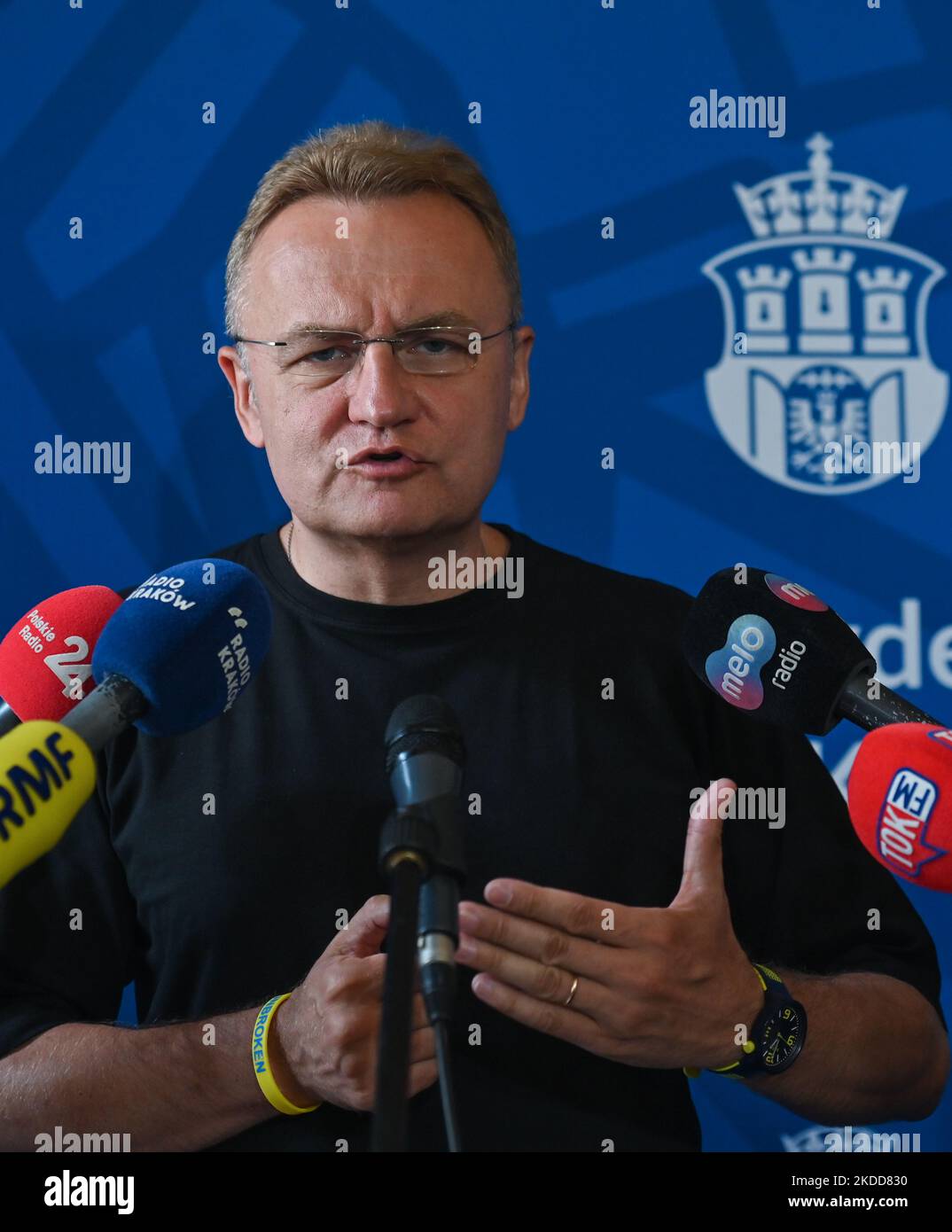 Der Bürgermeister von Lemberg, Andriy Sadowy, hat heute Nachmittag im Rathaus von Krakau eine Pressekonferenz abgehalten. Der Präsident von Lemberg kam nach Krakau, um dem Bürgermeister der Stadt Krakau, Jacek Majchrowski, und den Einwohnern Krakaus für die Unterstützung der Stadt Lemberg seit Beginn der russischen Invasion in der Ukraine zu danken. Am Mittwoch, den 06. Juli 2022, in Krakau, Polen. (Foto von Artur Widak/NurPhoto) Stockfoto