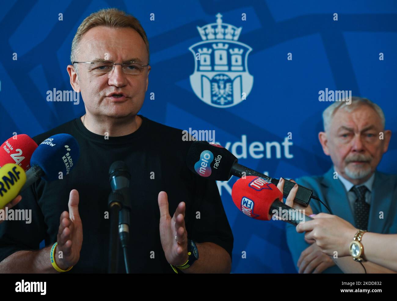 Der Bürgermeister von Lemberg, Andriy Sadowy, hat heute Nachmittag im Rathaus von Krakau eine Pressekonferenz abgehalten. Der Präsident von Lemberg kam nach Krakau, um dem Bürgermeister der Stadt Krakau, Jacek Majchrowski, und den Einwohnern Krakaus für die Unterstützung der Stadt Lemberg seit Beginn der russischen Invasion in der Ukraine zu danken. Am Mittwoch, den 06. Juli 2022, in Krakau, Polen. (Foto von Artur Widak/NurPhoto) Stockfoto