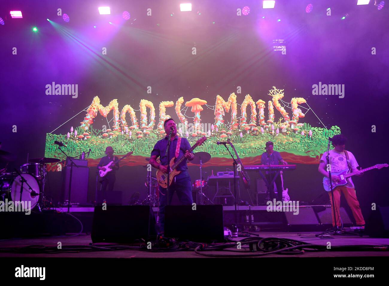 DIE US-Band Modest Mouse treten am 6. Juli 2022 am ersten Tag des NOS Alive 2022 Musikfestivals in Lissabon, Portugal, auf. Das NOS Alive Musikfestival läuft vom 6. Bis 9 2022. Juli mit The Strokes, Florence + The Machine, Metallica und Imagine Dragons als Headliner. (Foto von Pedro FiÃºza/NurPhoto) Stockfoto