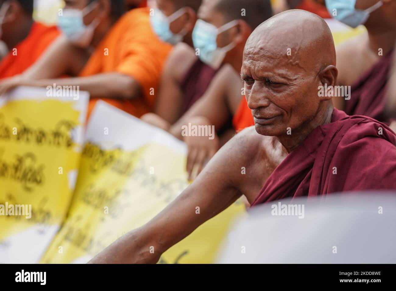 Satyagraha begann vor dem Fort Colombo von buddhistischen Mönchen, die den Rücktritt von Präsident Gotabaya Rajapaksa angesichts der wirtschaftlichen und politischen Instabilität am 07. Juli 2022 in Colombo, Sri Lanka, forderten. (Foto von Thilina Kaluthatage/NurPhoto) Stockfoto