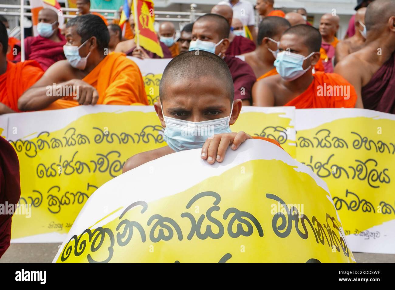 Satyagraha begann vor dem Fort Colombo von buddhistischen Mönchen, die den Rücktritt von Präsident Gotabaya Rajapaksa angesichts der wirtschaftlichen und politischen Instabilität am 07. Juli 2022 in Colombo, Sri Lanka, forderten. (Foto von Thilina Kaluthatage/NurPhoto) Stockfoto