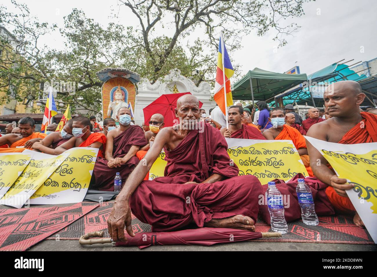 Satyagraha begann vor dem Fort Colombo von buddhistischen Mönchen, die den Rücktritt von Präsident Gotabaya Rajapaksa angesichts der wirtschaftlichen und politischen Instabilität am 07. Juli 2022 in Colombo, Sri Lanka, forderten. (Foto von Thilina Kaluthatage/NurPhoto) Stockfoto