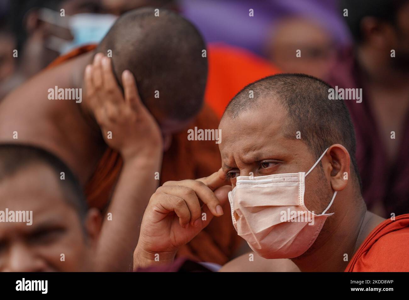 Satyagraha begann vor dem Fort Colombo von buddhistischen Mönchen, die den Rücktritt von Präsident Gotabaya Rajapaksa angesichts der wirtschaftlichen und politischen Instabilität am 07. Juli 2022 in Colombo, Sri Lanka, forderten. (Foto von Thilina Kaluthatage/NurPhoto) Stockfoto