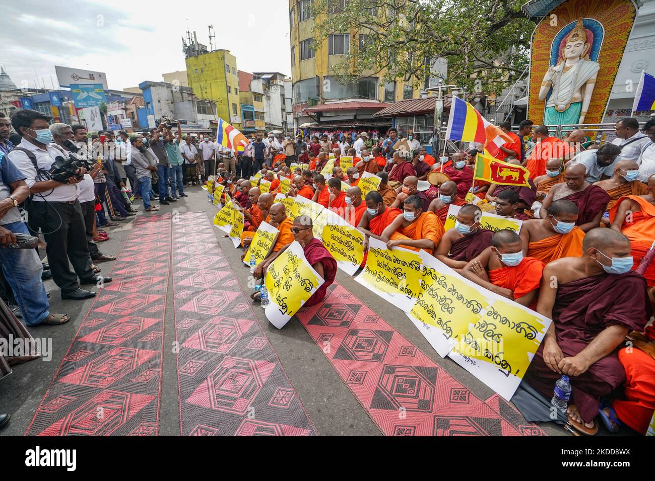 Satyagraha begann vor dem Fort Colombo von buddhistischen Mönchen, die den Rücktritt von Präsident Gotabaya Rajapaksa angesichts der wirtschaftlichen und politischen Instabilität am 07. Juli 2022 in Colombo, Sri Lanka, forderten. (Foto von Thilina Kaluthatage/NurPhoto) Stockfoto