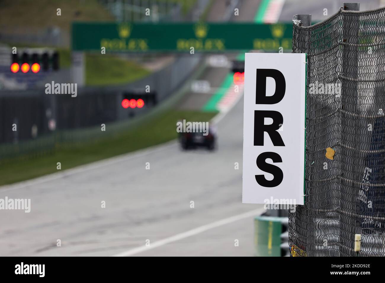 DRS-Zeichen ist auf der Strecke vor dem Formel 1 Grand Prix von Österreich am Red Bull Ring in Spielberg, Österreich, am 7. Juli 2022 zu sehen. (Foto von Jakub Porzycki/NurPhoto) Stockfoto