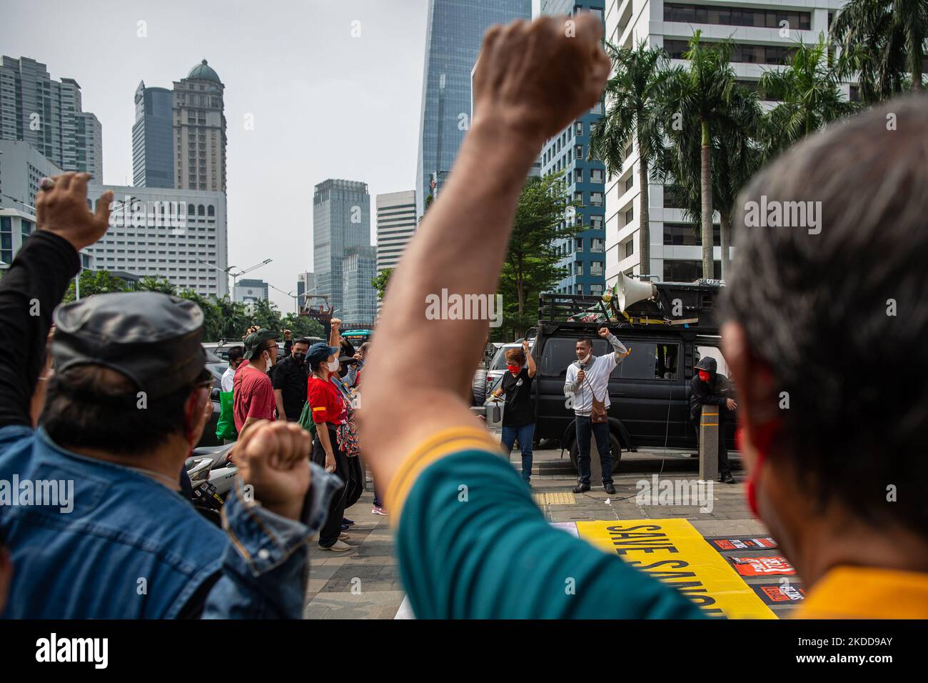 Bewohner und Aktivisten der Insel Sangihe protestieren gegen Indonesiens umstrittene Goldmine Sangihe Island vor der kanadischen Botschaft in Jakarta am 7. Juli 2022. Der Plan für den großangelegten Goldabbau auf Sangihe Island, North Sulawesi, ist zu einer Polemik geworden. Das Projekt bedroht nicht nur das Leben der Bewohner von Sangihe, sondern bedroht auch das Aussterben endemischer Vögel. Bewohner äußerten gemeinsam mit dem verstorbenen stellvertretenden Regenten von Sangihe Helmud Hontong ihre Ablehnung von Pulau Kecil als Mine. Es ist bekannt, dass Hemud Hontong am 2021. Juni auf der Bali-Makassar-Route plötzlich starb. (Pho Stockfoto