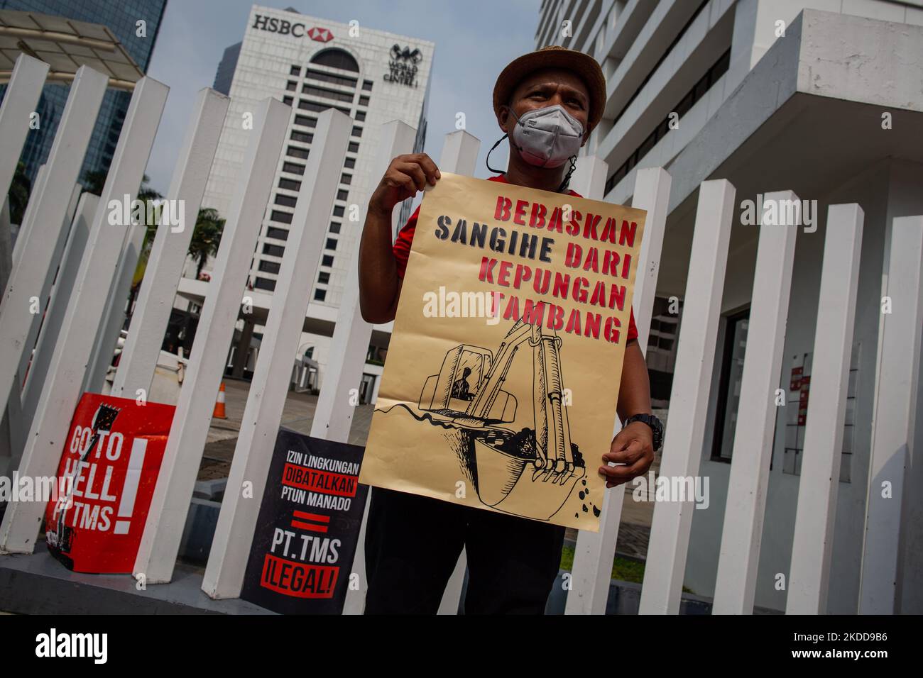 Bewohner und Aktivisten der Insel Sangihe protestieren gegen Indonesiens umstrittene Goldmine Sangihe Island vor der kanadischen Botschaft in Jakarta am 7. Juli 2022. Der Plan für den großangelegten Goldabbau auf Sangihe Island, North Sulawesi, ist zu einer Polemik geworden. Das Projekt bedroht nicht nur das Leben der Bewohner von Sangihe, sondern bedroht auch das Aussterben endemischer Vögel. Bewohner äußerten gemeinsam mit dem verstorbenen stellvertretenden Regenten von Sangihe Helmud Hontong ihre Ablehnung von Pulau Kecil als Mine. Es ist bekannt, dass Hemud Hontong am 2021. Juni auf der Bali-Makassar-Route plötzlich starb. (Pho Stockfoto