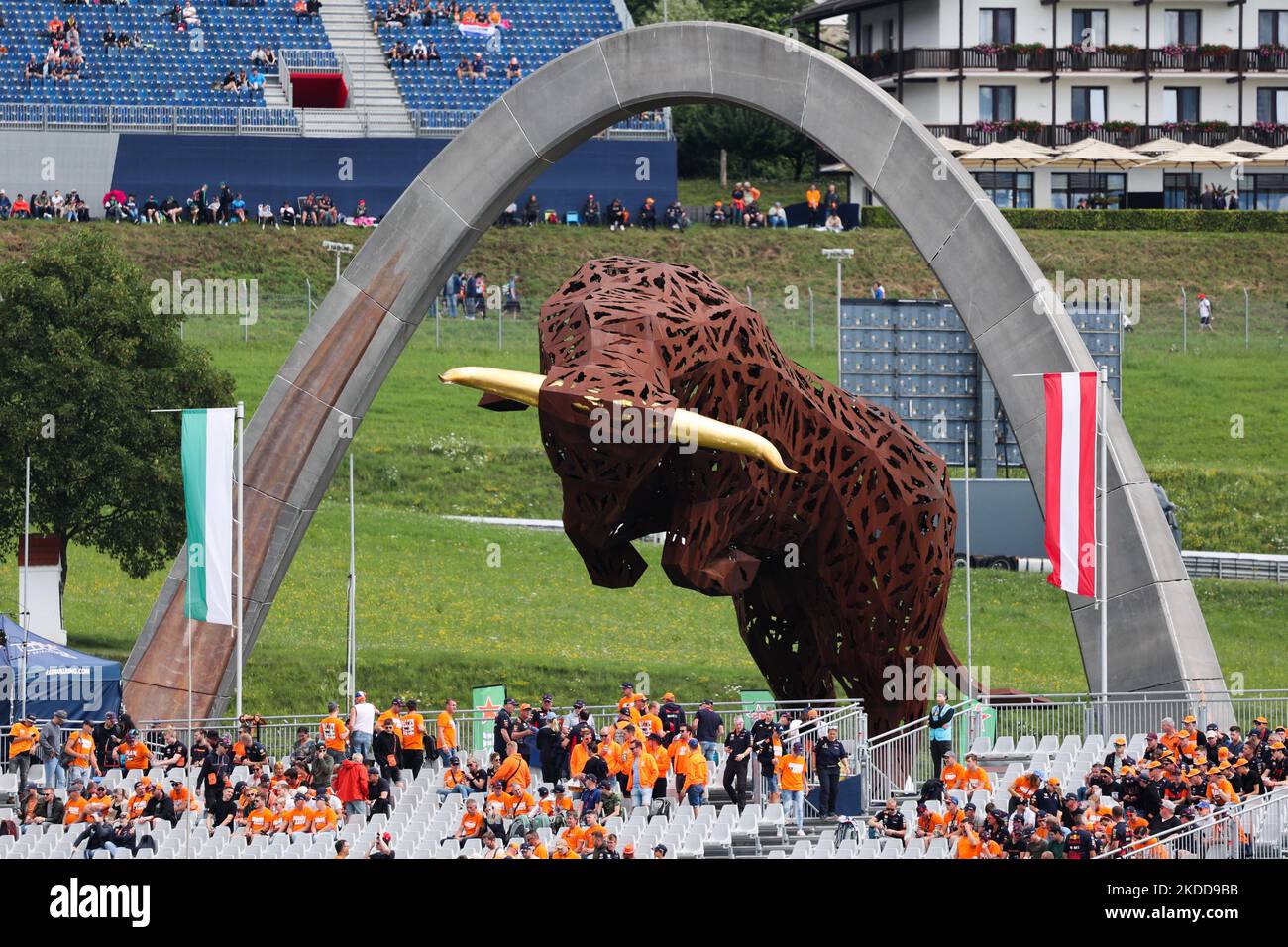 Blick auf die Red Bull Skulptur auf der Rennstrecke vor dem Training und den Qualifyings für den Formel 1 Grand Prix von Österreich am Red Bull Ring in Spielberg, Österreich, am 8. Juli 2022. (Foto von Jakub Porzycki/NurPhoto) Stockfoto