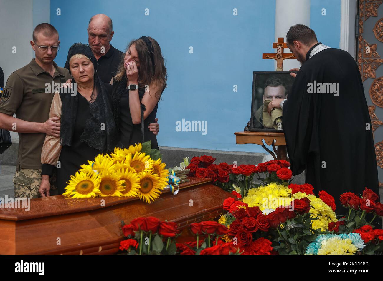 Verwandte sagten Auf Wiedersehen dem ukrainischen Offizier Andrij Werchoglyad, Kiew, Michaelskathedrale, 8. Juli 2022. (Foto von Oleksandr Khomenko/NurPhoto) Stockfoto