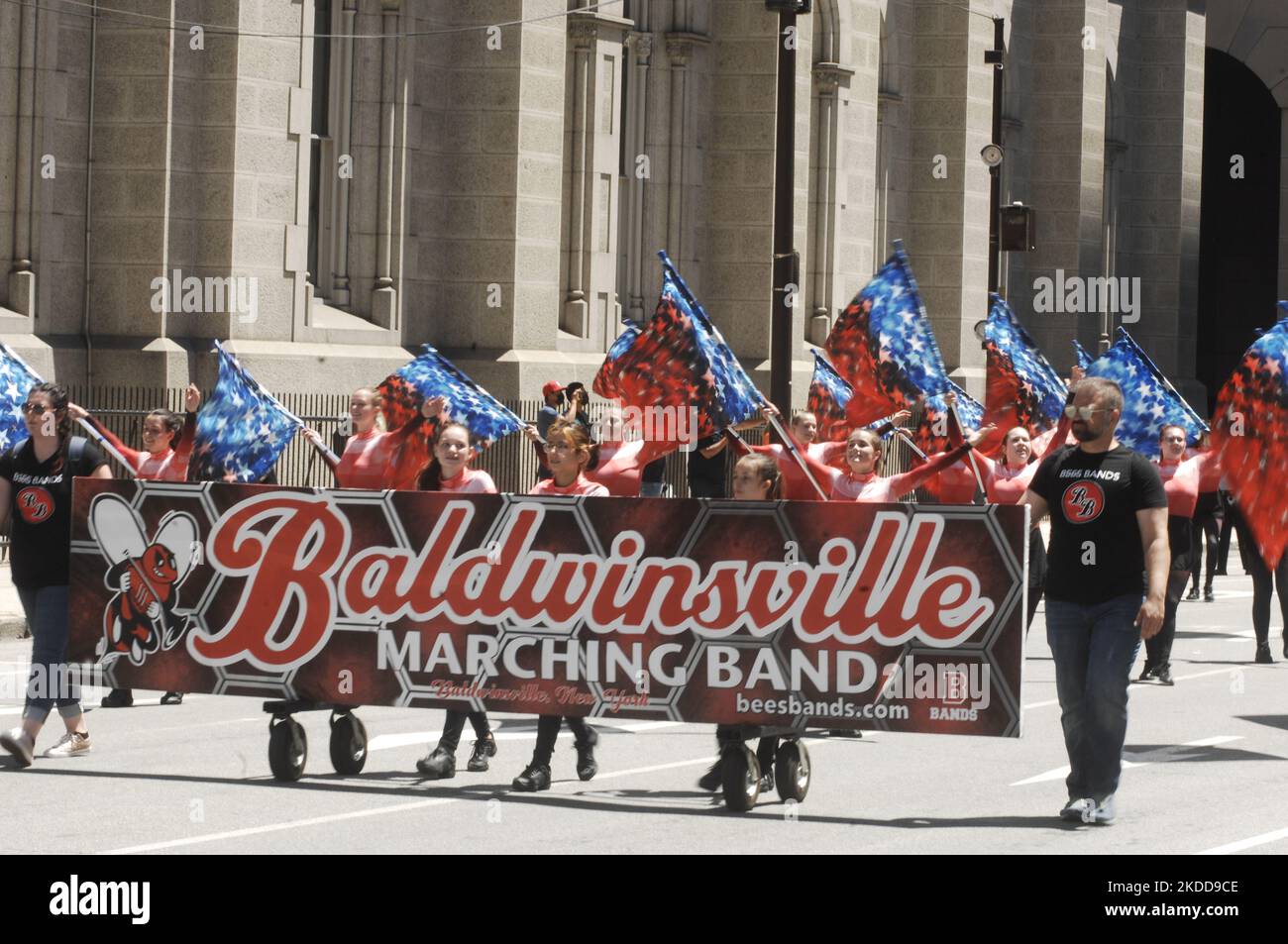 Das Baldwinsville Marching Band Flag Team aus Baldwinsville, New York, übernimmt die Führung, als sie am 4. Juli 2022 bei der Parade zum Unabhängigkeitstag in Philadelphia, PA, marschieren. (Foto von Cory Clark/NurPhoto) Stockfoto