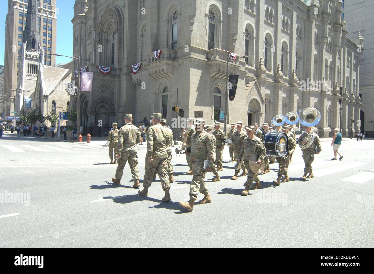 Die Marschkapelle der US-Armee aus Rochester, New York, marschiert am 4. Juli 2022 in Philadelphia, PA, bei der Parade zum Unabhängigkeitstag. (Foto von Cory Clark/NurPhoto) Stockfoto