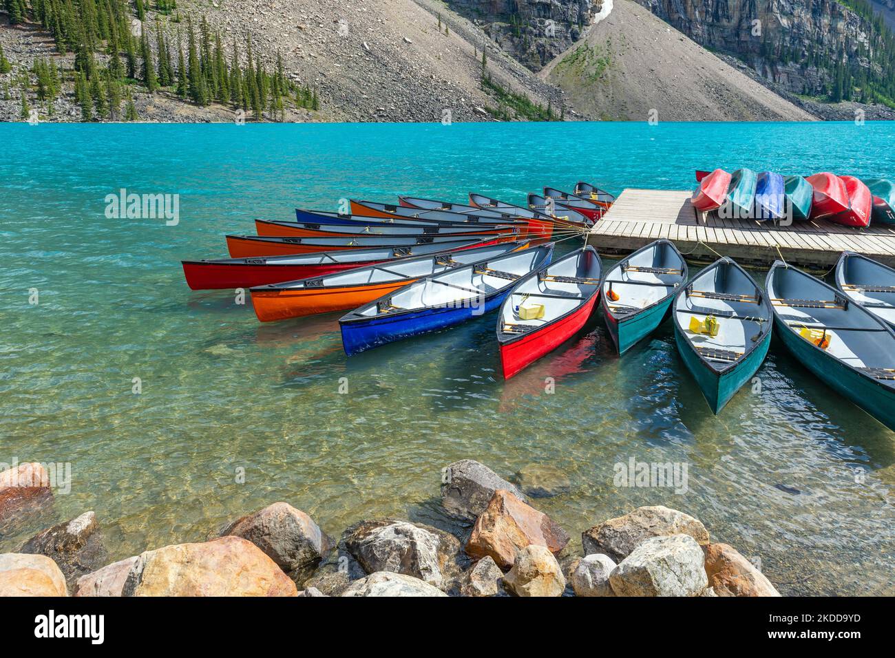 Kajaks können gemietet werden, Moraine Lake, Banff National Park, Alberta, Kanada. Stockfoto
