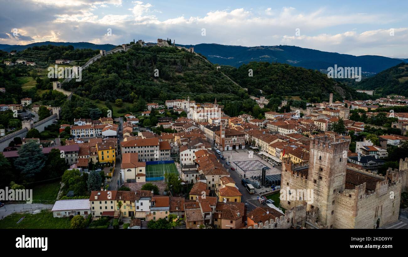 Eine Drohnenansicht von Marostica, Italien, am 6. Juli 2022. Es ist vor allem berühmt für seine Live-Schachveranstaltung und für die lokale Kirschsorte. (Foto von Manuel Romano/NurPhoto) Stockfoto