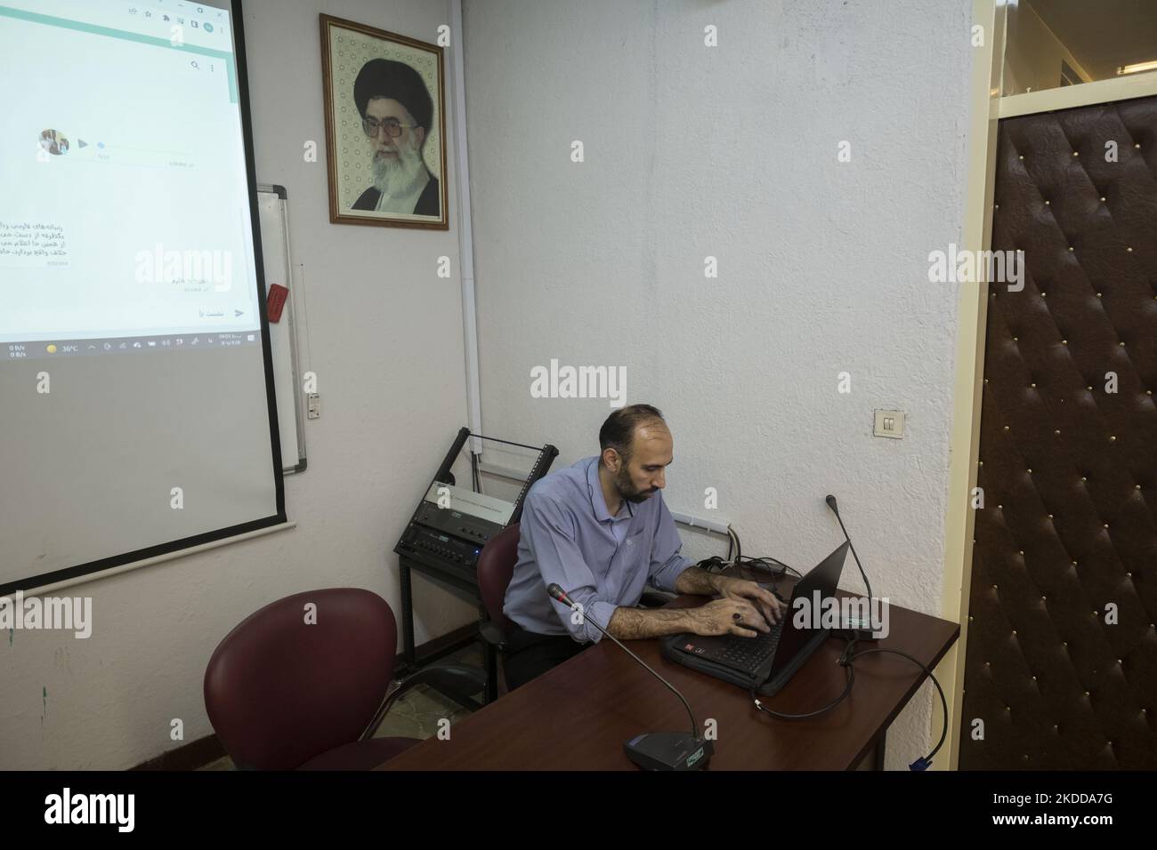 Majid Nouri, Sohn des ehemaligen Bediensteten der iranischen Justiz, Hamid Nouri, Arbeitet mit einem Laptop, während er unter einem Porträt des iranischen Obersten Führers Ayatollah Ali Khamenei sitzt, während er an einer Videokonferenz teilnimmt, in der er die Rechnung der Familie von Hamid Nouri an das schwedische Gericht in der Wirtschaftsfakultät der Allameh Tabataba'i Universität in der Innenstadt von Teheran ON analysiert 8. Juli 2022. Im November 2019 wurde Hamid Nouri in Schweden festgenommen und beschuldigt, an den 1988 Hinrichtungen iranischer politischer Gefangener teilgenommen zu haben. (Foto von Morteza Nikoubazl/NurPhoto) Stockfoto