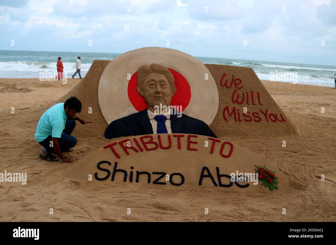 Der indische Sandkünstler Sudarsan Pattnaik hat eine Sandskulptur des ehemaligen japanischen Premierministers Shinzo Abe geschaffen, um seine Anerkennung und das Bewusstsein der Besucher mit der Botschaft „'We will Miss You''“ am östlichen Strand der Bucht von Bengalen am Strand von Puri zu zollen. 65 km von der ostindischen Hauptstadt Bhubaneswar des Staates Odisha entfernt, am 08. juli 2022. (Foto von STR/NurPhoto) Stockfoto