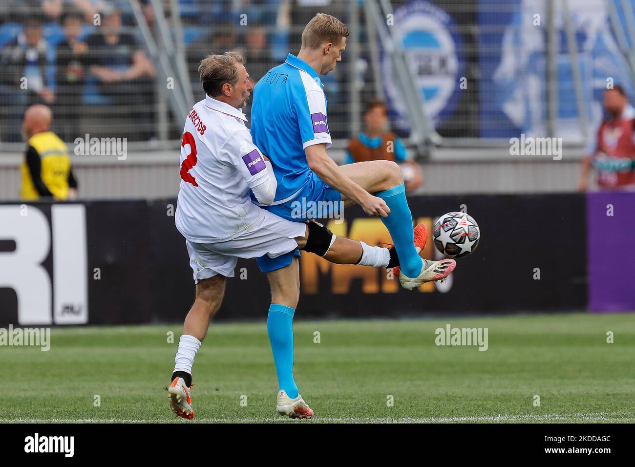 Zenit St. Petersburg Fußball-Legende Pavel Pogrebnyak (R) und Spartak Moskau Fußball-Legende Dmitri Khlestov wetteifern um den Ball während des Match of Legends Freundschaftsspiel zwischen Zenit St. Petersburg Legends Team und Spartak Moscow Legends Team am 8. Juli 2022 im Petrovsky Stadium in St. Petersburg, Russland. (Foto von Mike Kireev/NurPhoto) Stockfoto