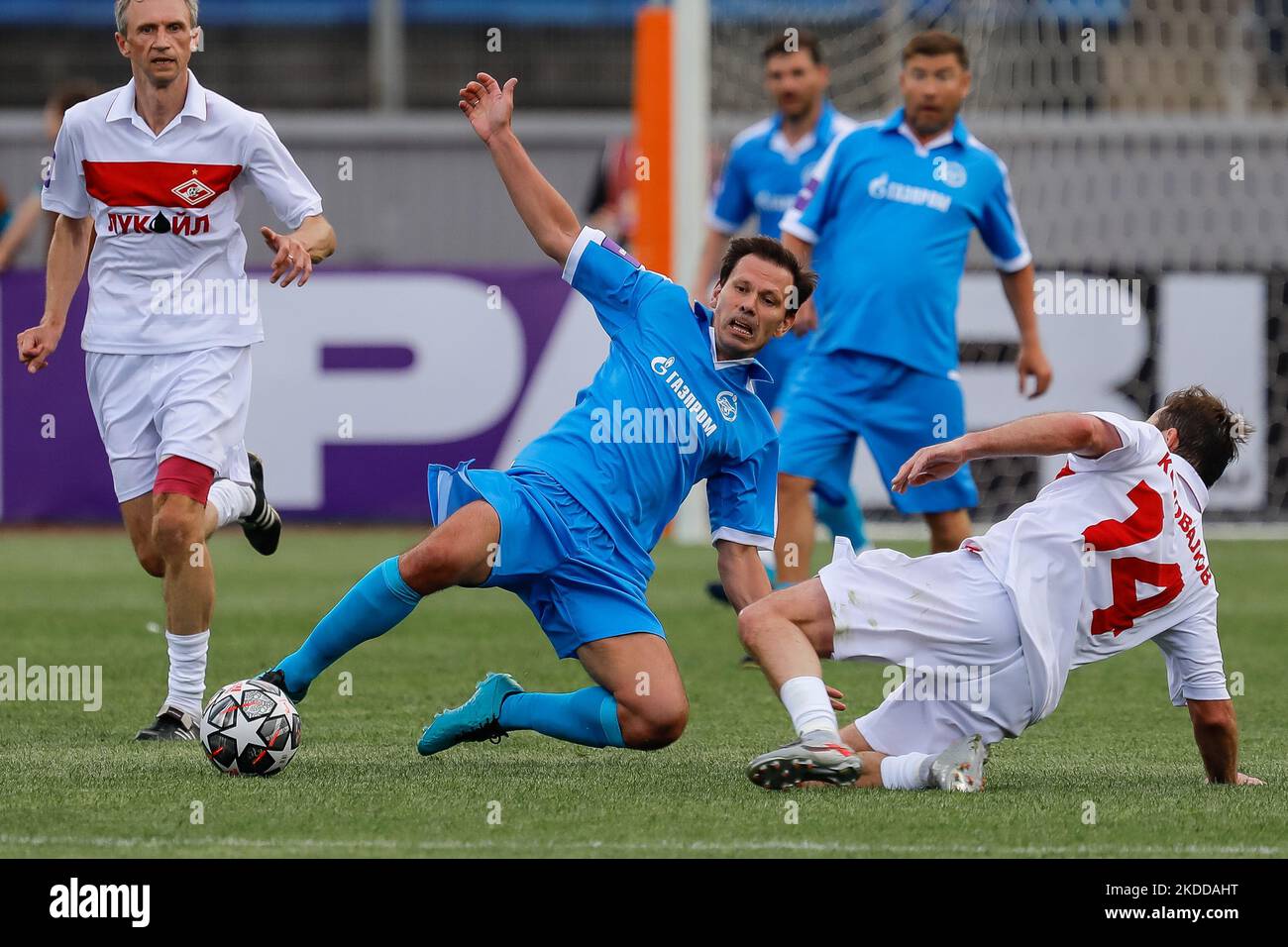 Zenit St. Petersburg Fußballlegende Konstantin Zyryanov (C) und Spartak Moskau Fußballlegende Andrey Konovalov (R) wetteifern während des Match of Legends Freundschaftsspiel zwischen Zenit St. Petersburg Legends Team und Spartak Moscow Legends Team am 8. Juli 2022 im Petrovsky Stadium in St. Petersburg, Russland, um den Ball. (Foto von Mike Kireev/NurPhoto) Stockfoto