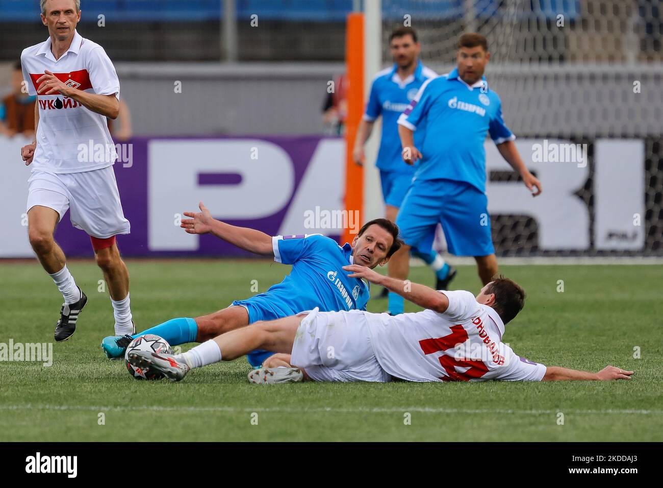 Zenit St. Petersburg Fußballlegende Konstantin Zyryanov (C) und Spartak Moskau Fußballlegende Andrey Konovalov (R) wetteifern während des Match of Legends Freundschaftsspiel zwischen Zenit St. Petersburg Legends Team und Spartak Moscow Legends Team am 8. Juli 2022 im Petrovsky Stadium in St. Petersburg, Russland, um den Ball. (Foto von Mike Kireev/NurPhoto) Stockfoto