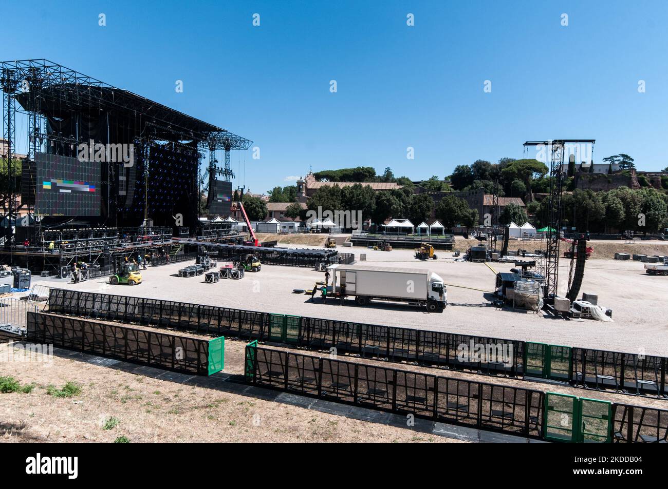 Circus Maximus: Bühne für das Maneskin-Konzert, das am 9. Juli in Rom, Italien, stattfinden wird. (Foto von Andrea Ronchini/NurPhoto) Stockfoto