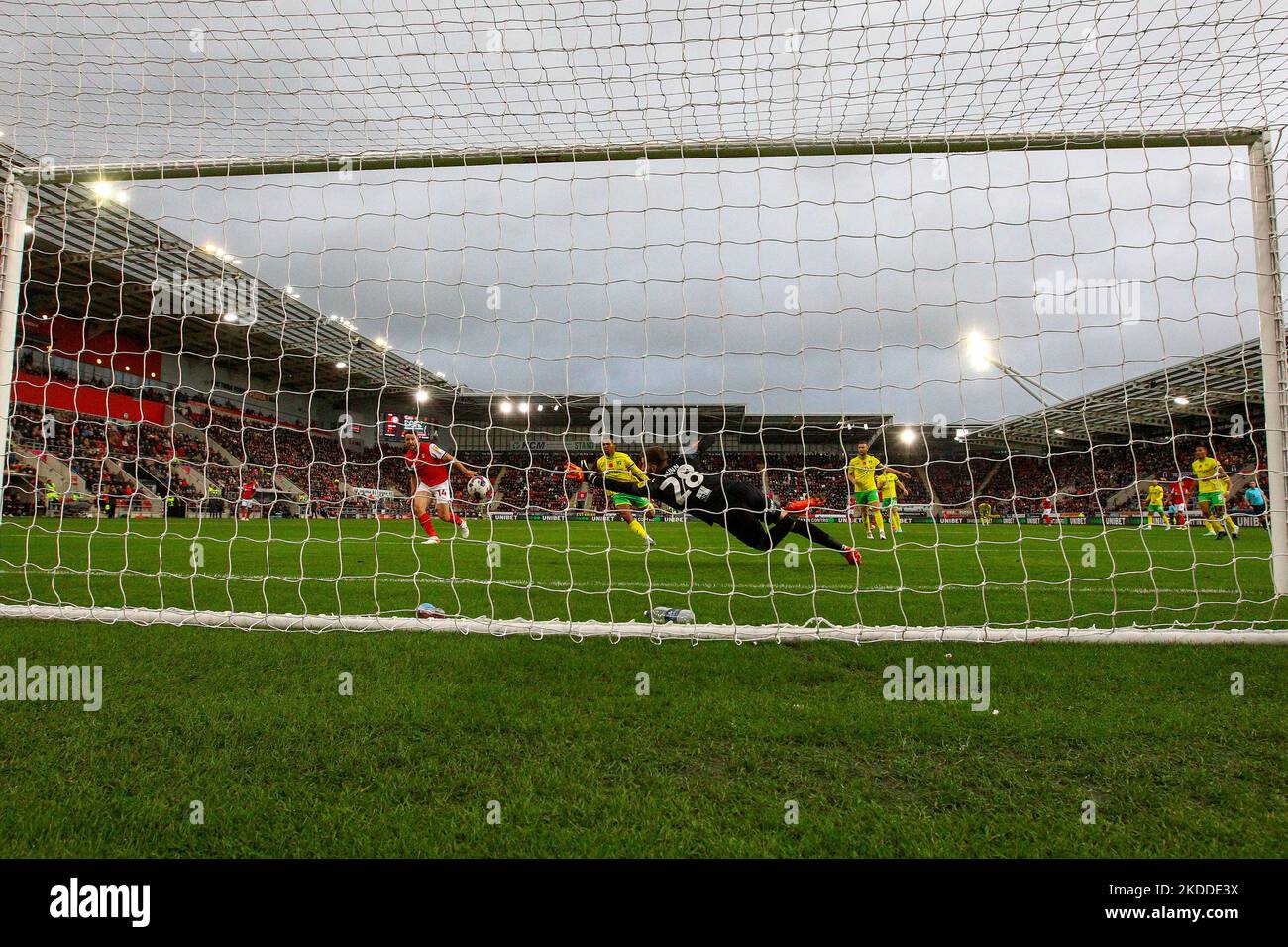 AESSAL New York Stadium, Rotherham, England - 5.. November 2022 Angus Gunn Torhüter von Norwich City macht eine große Rettung vor Conor Washington (14) von Rotherham United - während des Spiels Rotherham gegen Norwich City, Sky Bet Championship, 2022/23, AESSEAL New York Stadium, Rotherham, England - 5.. November 2022 Credit: Arthur Haigh/WhiteRoseFotos/Alamy Live News Stockfoto