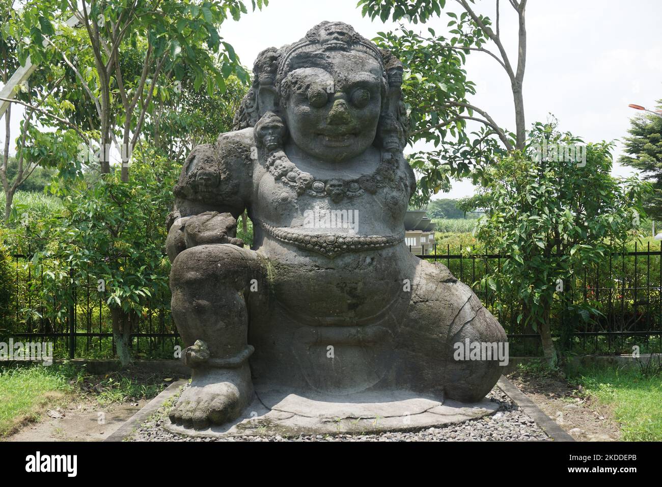 Totok Kerot Statue in Kediri. Bei dieser Statue handelt es sich um eine 3m-mal große Inschrift in Form einer riesigen Statue von Dwarapala, die aus den Kediri stammt Stockfoto