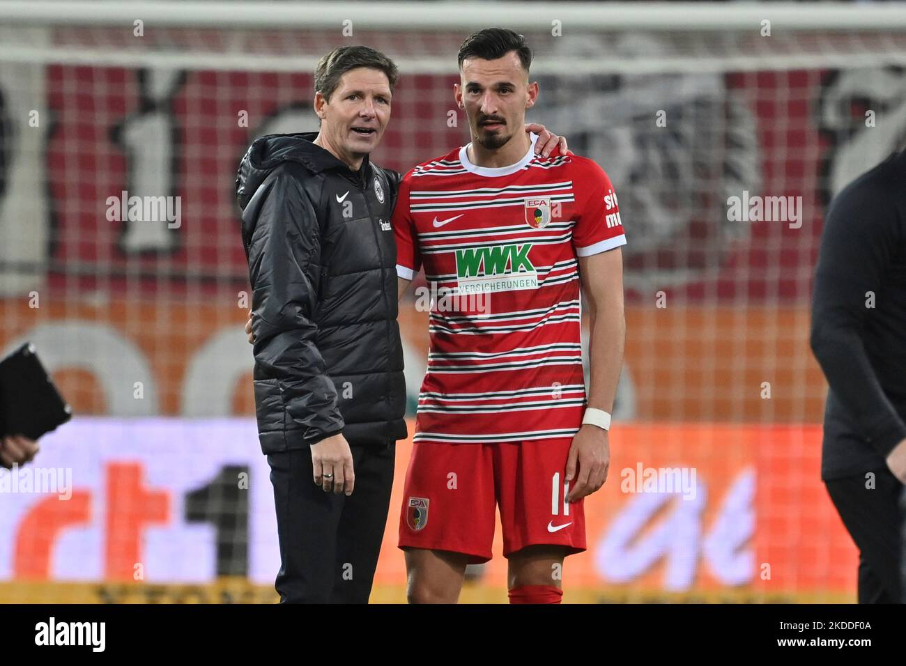 Oliver GLASNER (Trainer Eintracht Frankfurt) mit Mergim BERISHA (FC Augsburg) nach dem Ende des Spiels. Fußball 1. Bundesliga-Saison 2022/2023, Spieltag 13., matchday13, FC Augsburg - Eintracht Frankfurt 1-2 am 6.. November 2022, WWK ARENA Augsburg. ? Stockfoto