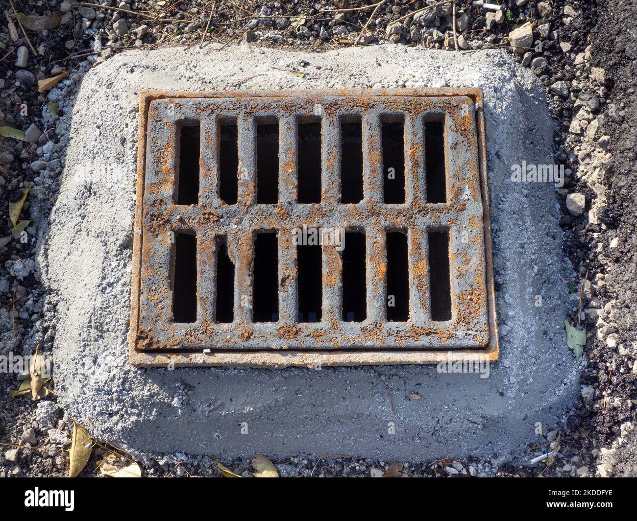 Abwassergruß. Livniwka in der Stadt. Unvollendete Arbeit. Straßenrenovierung. Kommunaler Service Stockfoto