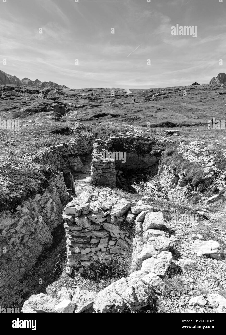 Überreste von militärischen Schützengräben auf dem Klavierberg in den Dolomitenalpen, die während des Ersten Weltkriegs in Südtirol errichtet wurden Stockfoto