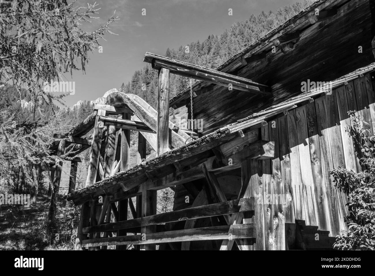 Eine alte hölzerne Wassermühle im Val di Morins, den Südtiroler Dolomiten Stockfoto