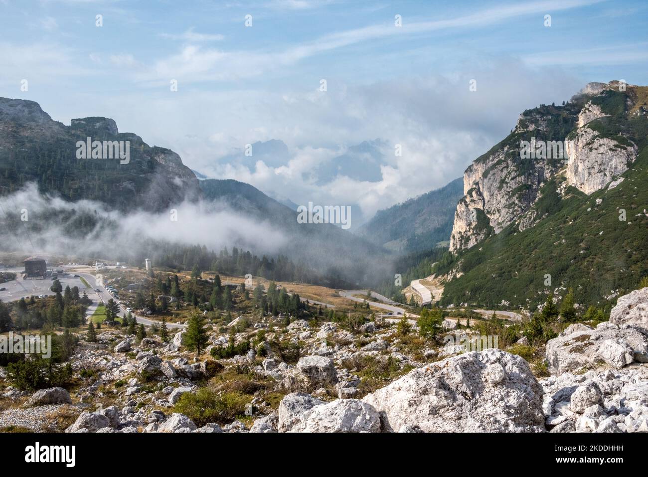 Niedrige Wolken in den Bergen des Valparola Passes, Dolomiten in Südtirol, Italien Stockfoto