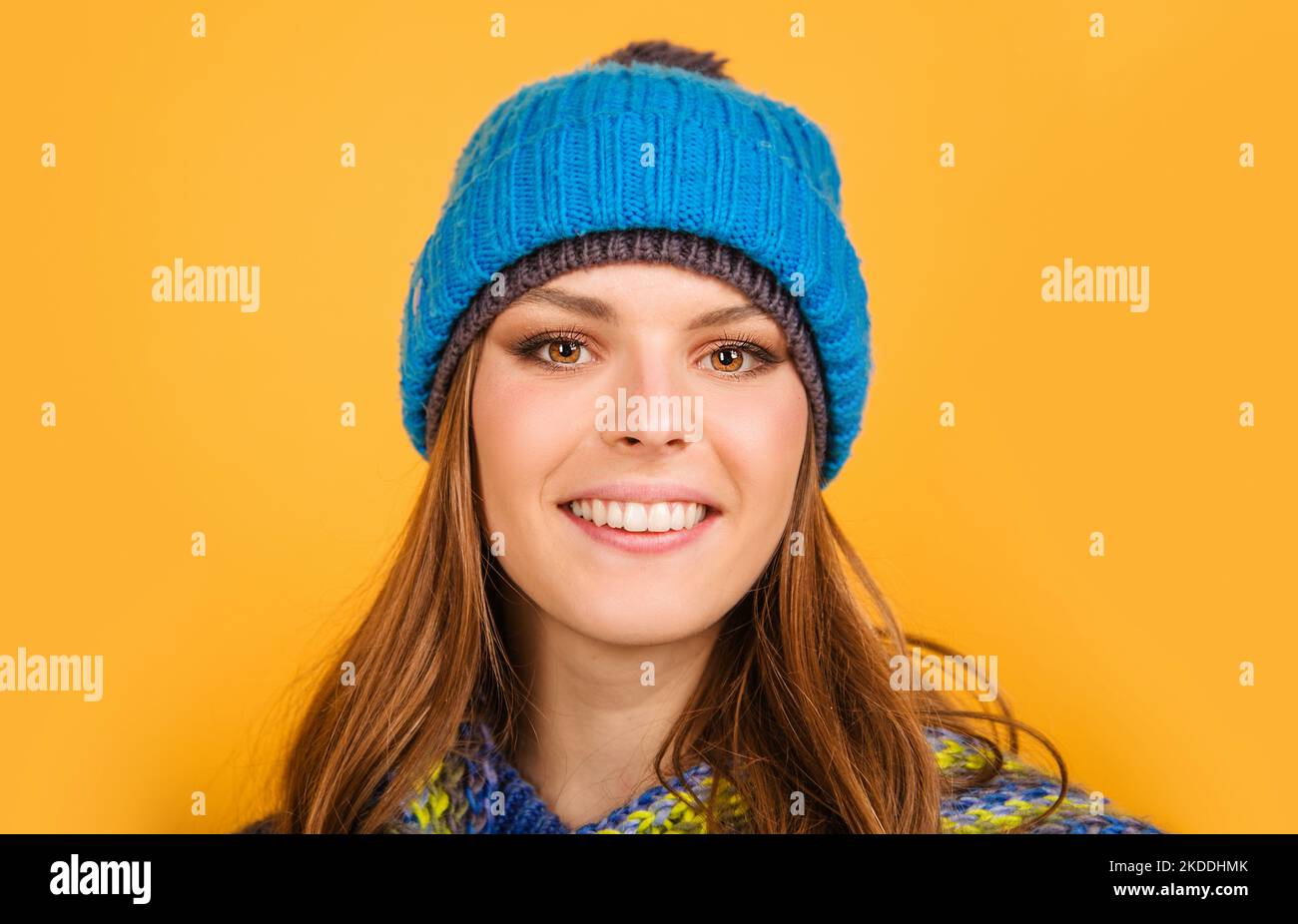 Lächelnde Frau in warmer Strickmütze und Schal. Modische Winterbekleidung. Stockfoto