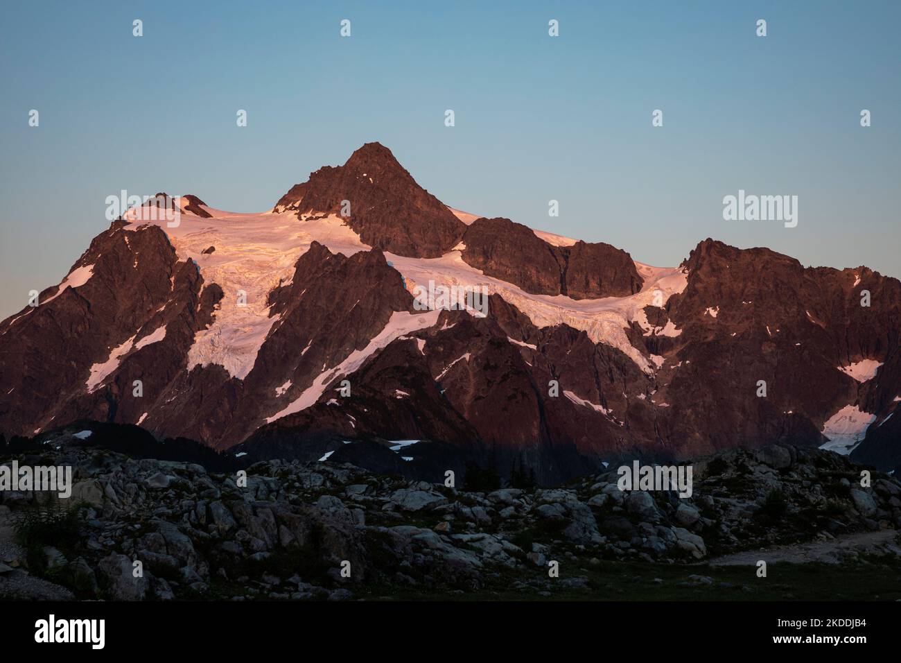 WA22699-00...WASHINGTON - die warmen Farben des Sonnenuntergangs auf dem Mount Shuksan vom Huntoon Point auf dem Kulshan Ridge, einem Teil des Heather Meadows Recreation Area. Stockfoto