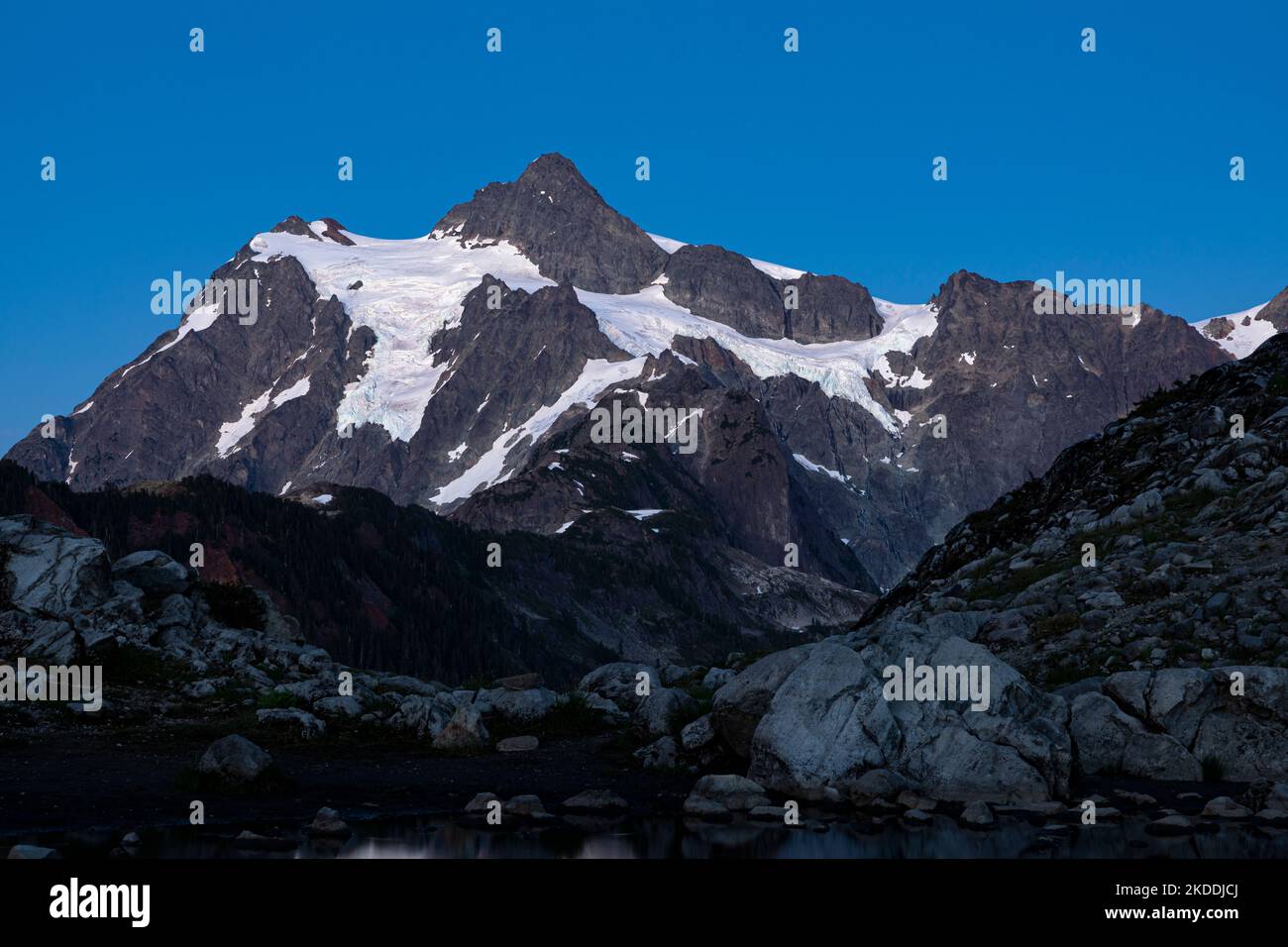 WA22705-00...WASHINGTON - Alpine Glow, die vom Kulshan Ridge, einem Teil des Heather Meadows Recreation Area, um den Mount Shuksan herum leuchtet. Stockfoto