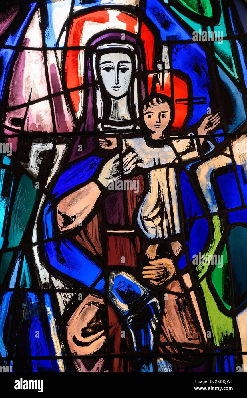 Buntglasfenster mit der Darstellung der Jungfrau Maria mit dem Jesuskind in modernem Stil. St. Michaelskirche in Luxemburg-Stadt, Luxemburg. Stockfoto