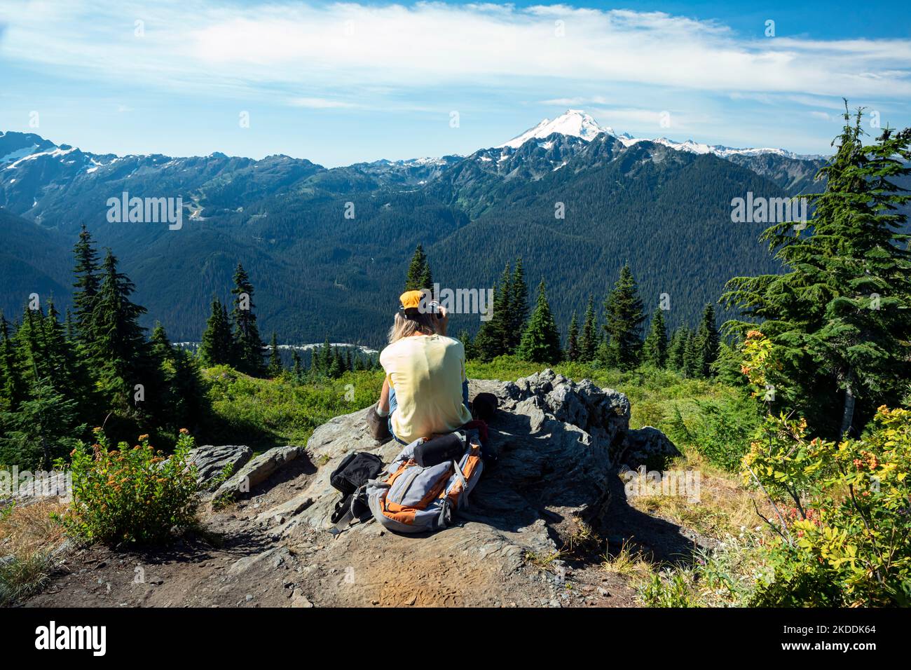 WA22718-00...WASHINGTON - Wanderer fotografiert Mount Baker von der Aussichtsplattform Goat Mountain im Mount Baker Wilderness Area aus. Stockfoto