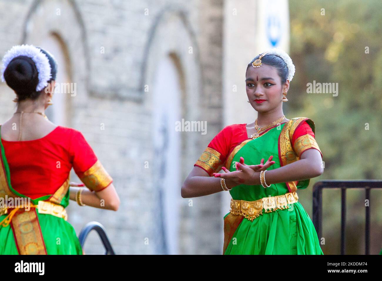 5.. November 2022. Tänzer treten während der Diwali-Feierlichkeiten in San Antonio, Texas, USA, auf. Diwali, oder das Fest der Lichter, ist eine traditionelle hinduistische Feier des Sieges des Lichts über die Dunkelheit und des Guten über das Böse. Stockfoto