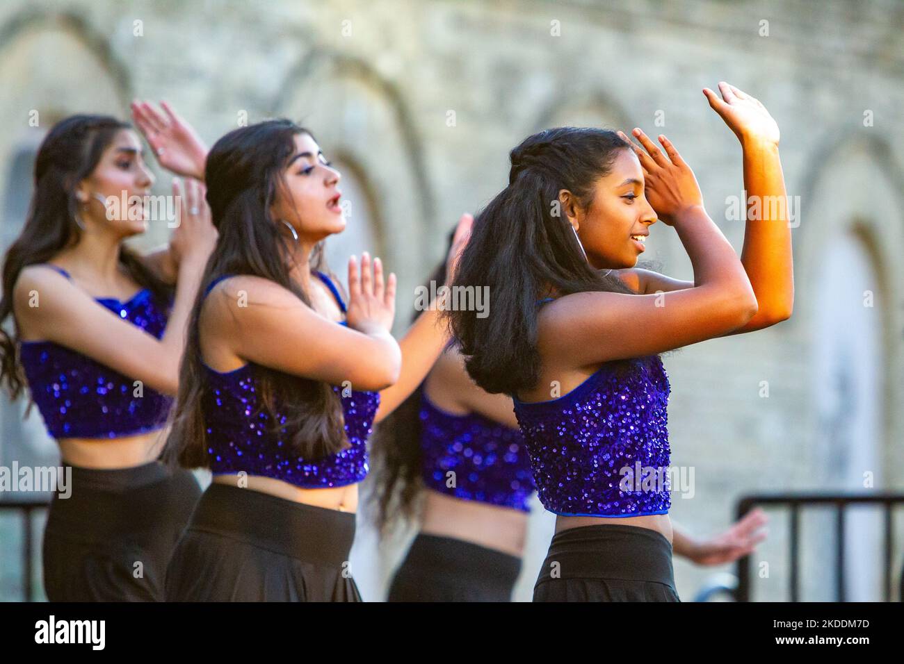 5.. November 2022. Tänzer treten während der Diwali-Feierlichkeiten in San Antonio, Texas, USA, auf. Diwali, oder das Fest der Lichter, ist eine traditionelle hinduistische Feier des Sieges des Lichts über die Dunkelheit und des Guten über das Böse. Stockfoto