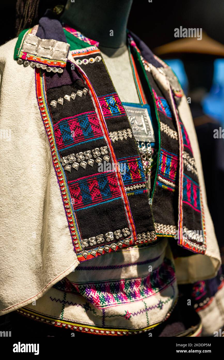 Stoff mit chinesischen ethnischen Mustern, verkauft in einem Stoffladen Stockfoto