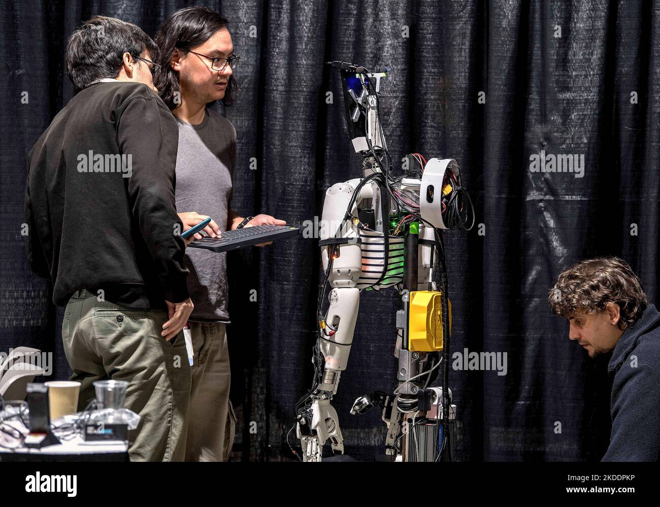 Long Beach, Kalifornien, USA. 04.. November 2022. Team Pollen Robotics aus Bordeaux, Frankreich, bereitet ihren Roboter im Boxenbereich vor, während 17 internationale Teams von Robotikern aus 10 Ländern im Long Beach Convention Center um die $8 Millionen ANA AVATAR XPRIZE kämpfen. Der Wettbewerb, der Höhepunkt eines vierjährigen Prozesses, der im März 2018 begann, fordert Teams auf, physische, vom Menschen gesteuerte robotische Avatar-Systeme zu entwickeln, die Aufgaben ausführen und die Sinne, Aktionen und Präsenz eines Menschen in Echtzeit an einen entfernten Ort replizieren können. Die Teams versuchen, die Grenzen der Telepräsenz tec zu überschreiten Stockfoto