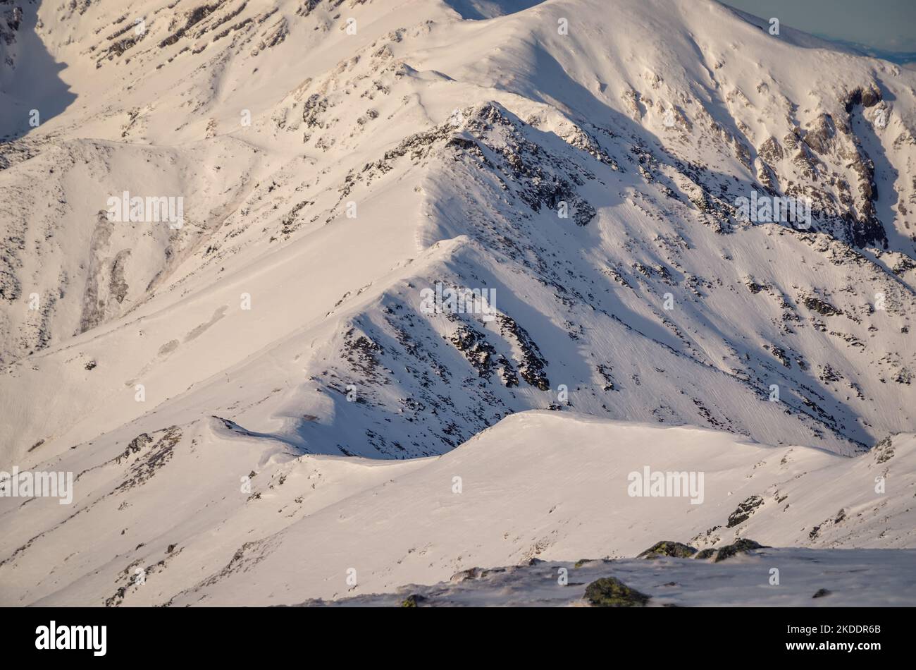 Winterlandschaft in den Bergen. Verschneiten Morgen in den polnischen Tatra-Bergen. Stockfoto