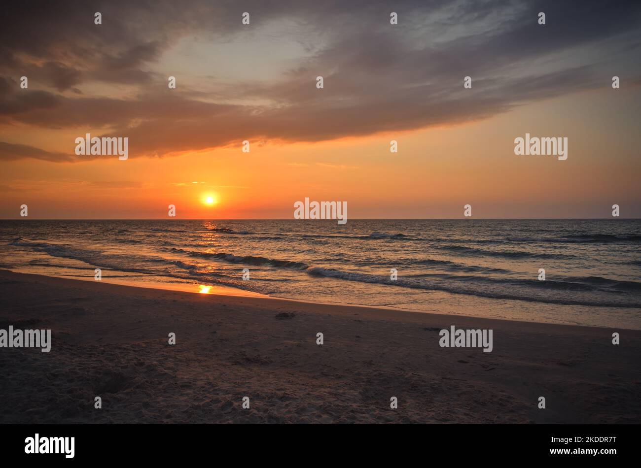 Schöne Sommerferienlandschaft. Sonnenuntergang über dem polnischen Meer in Leba. Stockfoto